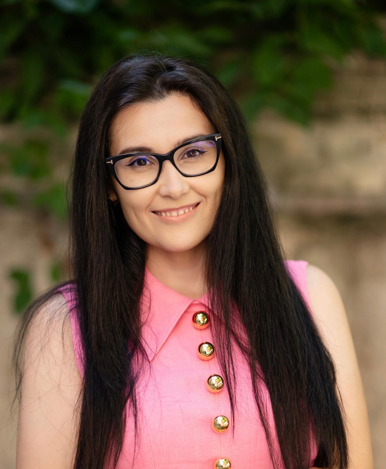 Portret Dr. Cristina Iovu